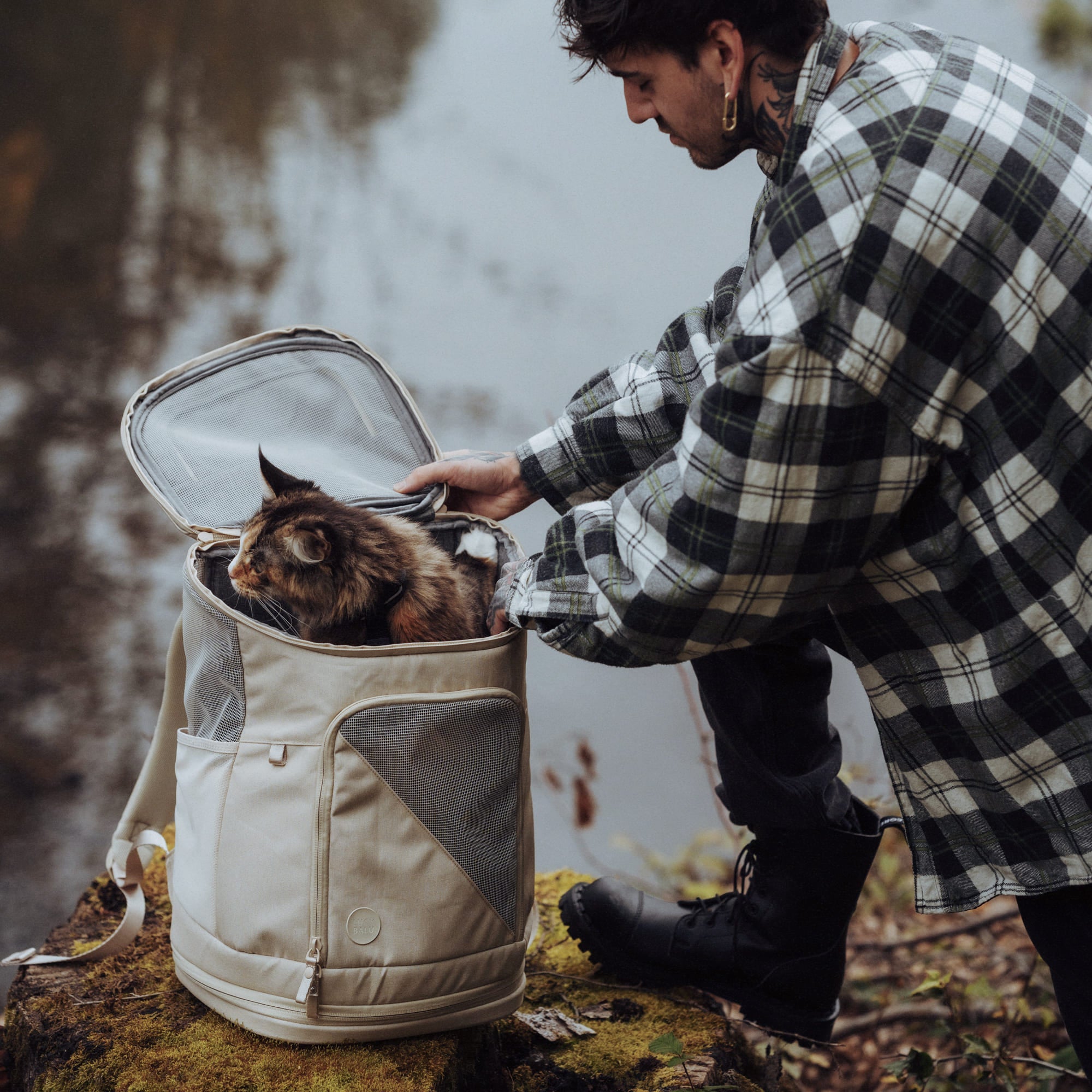 Ausflug mit Katze im Katzenrucksack