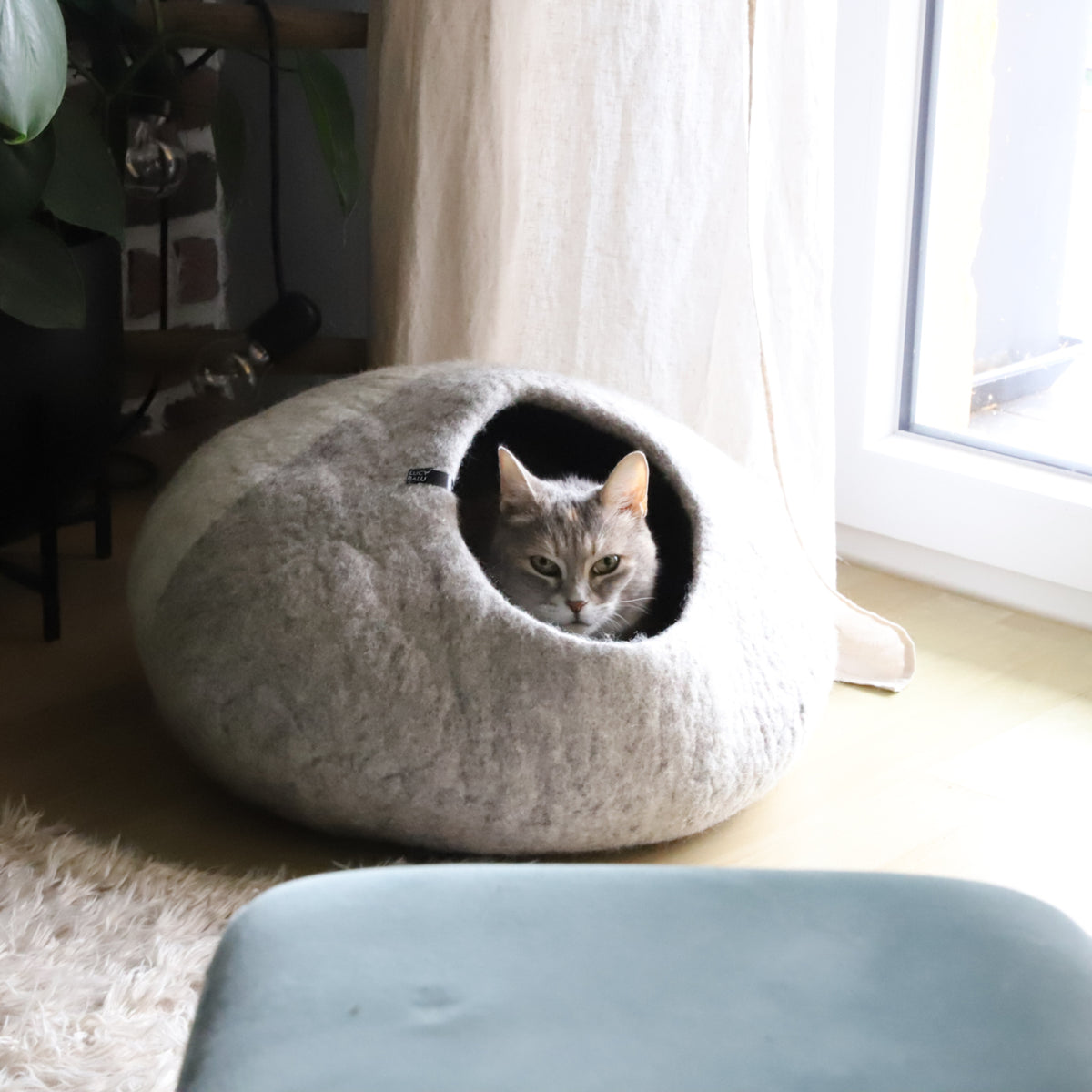 Filzhöhle für Katzen am Fenster